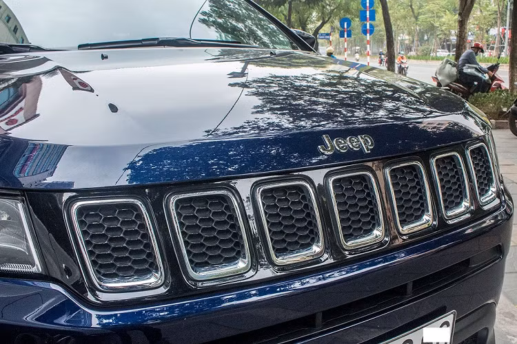 Mới đây, một chiếc Jeep Compass đã xuất hiện ở Hà Nội, xe có ngoại thất xanh khá bắt mắt và nhìn tổng thể chiếc xe toát lên vẻ cứng cáp như nhiều "người anh em" trong gia đình Jeep có xuất xứ từ Mỹ, điều mà những chiếc CUV thường không có.