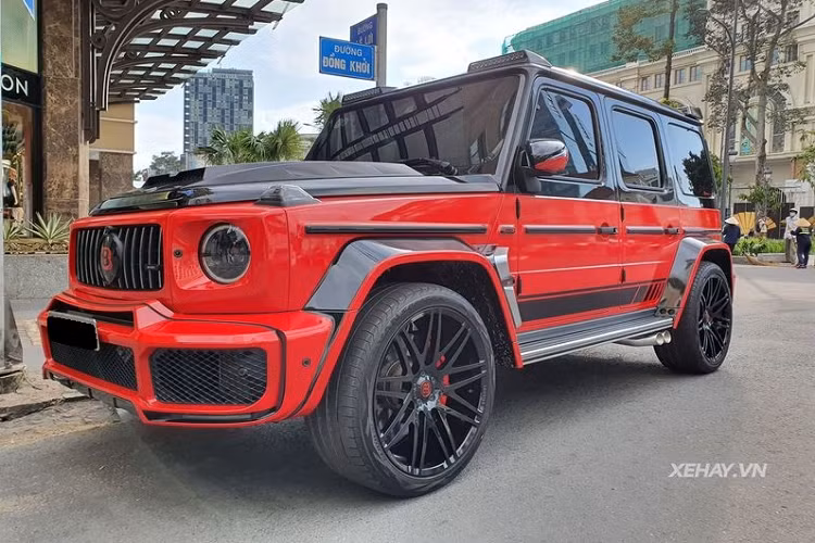  Mercedes-AMG G63 Edition 1 mới vốn dĩ đã là một chiếc SUV có vẻ ngoài vô cùng hầm hố, nhưng với bodykit của Brabus, sự hầm hố này đã được nhân lên nhiều lần, chiếc xe trông bề thế hơn hẳn với các hốc bánh khổng lồ mới tích hợp 2 khe thoát gió giả và lắp thêm đèn LED trợ sáng, chiều rộng xe vì thế mà tăng thêm 100mm.