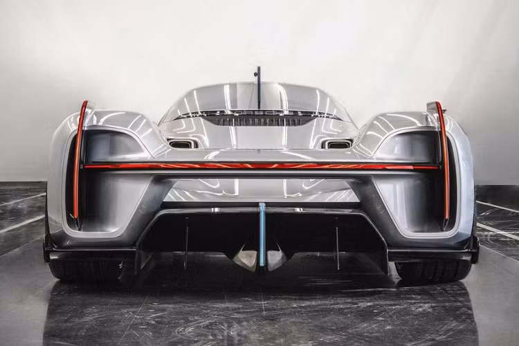 Porsche đã thiết kế một bộ la-zăng độc nhất và tạo hình đèn pha tương tự như của 919 Hybrid. Tuy nhiên, thiết kế đuôi xe cho thấy sự khác biệt khỏi xe đua LMP1 vì nó thiếu phần cánh gió cực lớn trong khi lại có trang bị một dải đèn LED chạy hết chiều ngang tương tự các xe Porsche thường.