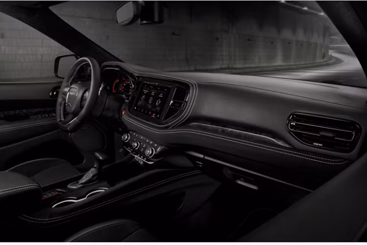 Về ngoại hình, Dodge Durango Hellcat 2021 có phần đầu xe được thiết kế tương tự đàn em Charger. Xe sở hữu thiết kế thể thao với mắt lưới tản nhiệt hình tổ ong màu đen, hốc gió hình boomerang ở hai bên cản trước. Đặc biệt, xe không trang bị đèn sương mù vì hãng xe Mỹ muốn dành trọn 2 hốc gió trước cho nhiệm vụ tản nhiệt.