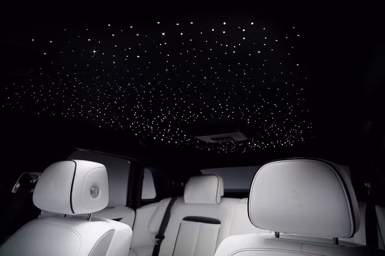 Ví dụ, các kỹ sư đã phát triển một cabin mềm tinh tế bằng cách điều chỉnh khung ghế sau và các bộ phận khác trong cốp để rung tại một tần số thấp cụ thể. Họ cũng hiệu chỉnh lại động cơ V12 và từ chối cung cấp các chế độ lái gây tua máy cao như thể thao hoặc đường đua.