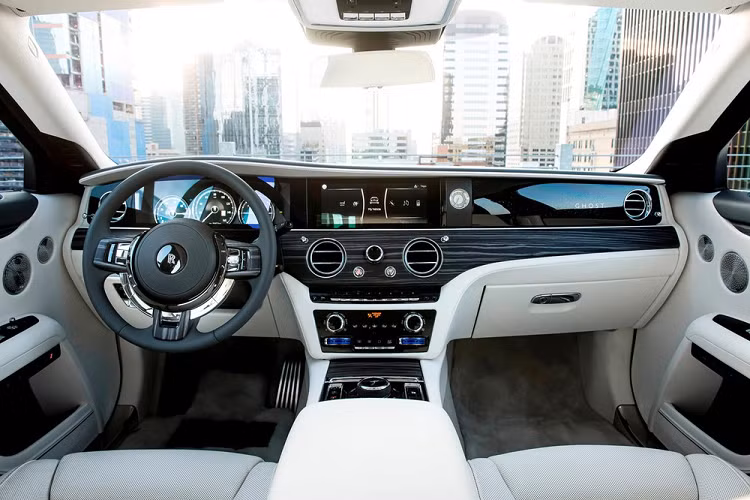 Dựa theo trang tin Bloomberg, kỹ sư trưởng của Rolls-Royce, ông Jon Simms cho biết rằng trong quá trình thử nghiệm ban đầu của giai đoạn phát triển 5 năm của Ghost thế hệ 2, chiếc xe đã yên tĩnh thái quá đến mức khiến những người ngồi thử trở nên chóng mặt mất phương hướng, "suýt chút nôn ọe".
