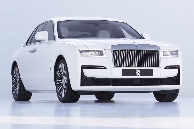 Bên cạnh đó, hộ cũng thực hiện một số thay đổi bổ sung đối với lớp cách âm bên trong cửa và các lớp được cắt ra khỏi tấm ốp trần. Yêu cầu làm nội thất xe trở nên ồn hơn là một yêu cầu thất thường đối với một nhà sản xuất, nhưng Rolls-Royce không phải là một thương hiệu bình thường.