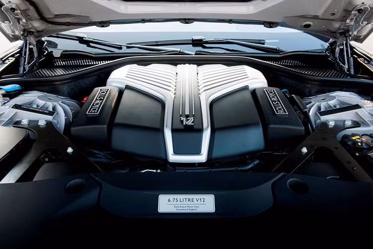 Rolls-Royce Ghost 2021 mới mang một điểm khác biệt quan trọng so với thế hệ trước. Thay vì bộ khung vỏ bằng thép cũ kỹ, Rolls-Royce đã chuyển sang cấu trúc bằng nhôm. Điều này không những giúp giảm tổng trọng lượng, mà khi kết hợp với những điểm cải tiến khác như lấy đầy vách ngăn, nóc, cốp, và sàn với hơn 90 kg vật liệu cách âm, chiếc Ghost mới gần như yên tĩnh tuyệt đối ở bên trong. Tuy nhiên chính đội ngũ kỹ sư Rolls-Royce cũng không thể ngờ rằng sự yên tĩnh này đã khiến những người thử nghiệm ban đầu bị say xe đến buồn nôn.
