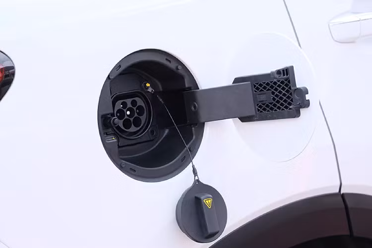 Dự trữ và cung cấp năng lượng cho động cơ điện là bộ pin công nghệ Lithium-ion với 6 mô-đun, dung lượng 16,6 kW, làm mát bằng dung dịch và cho phép sửa chữa bảo dưỡng riêng lẻ từng mô-đun. Tổng công suất động cơ xăng kết hợp với động cơ điện đạt 284 mã lực và mô-men xoắn cực đại 480Nm. Xe sử dụng kết hợp với hộp số tự động 10 cấp (EDU II Gearbox). Nhờ đó, MG HS PHEV có khả năng tăng tốc 0-100 km/h trong thời gian 7,5 giây. Khi chạy bằng điện, xe có thể thực hiện quãng đường đi 67 km theo Chu trình thử nghiệm Châu Âu NEDC (New European Drive Cycle).