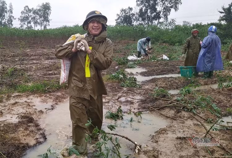 Cong an dam mua nho san, don bun giup dan vung lu