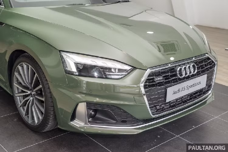 Phía trước, lưới tản nhiệt Singleframe phẳng hơn, cản trước được tái thiết kế với các khe hút gió mở rộng. Đèn pha LED ma trận có chóa đèn tối màu.
