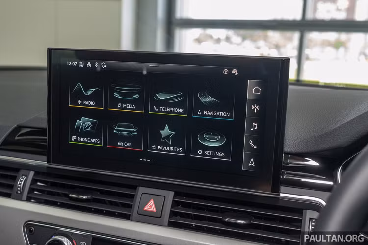 Audi A5 Sportback facelift được trang bị hệ thống đa phương tiện thế hệ mới nhất Multi Media Interface (MMI) với thiết kế tối giản hơn, cử chỉ đa chạm giống như điện thoại thông minh.