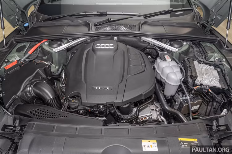 Audi A5 Sportback 2020 được trang bị động cơ xăng tăng áp EA888, 4 xy-lanh, 2.0L. Phiên bản tiêu chuẩn có công suất 187,4 mã lực tại 4.200 đến 6.000 vòng/phút, mô-men xoắn 320 Nm tại 1.450 đến 4.200 vòng/phút. Mẫu xe này có thể tăng tốc 0-100 km/h trong 7,5 giây trước khi đạt tốc độ tối đa 241 km/h.
