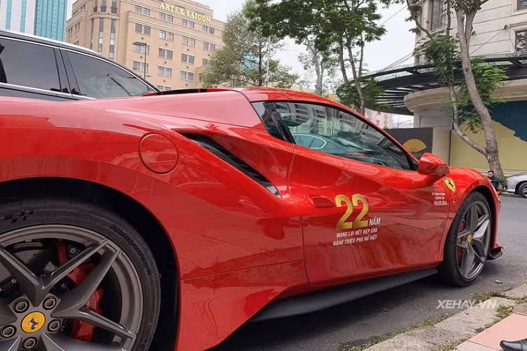 Hiện vẫn chưa rõ vị đại gia Sài Gòn đã bỏ ra bao nhiêu tiền để mua siêu xe mui trần Ferrari 488 Pista Spider đầu tiên tại Việt Nam, tại thị trường Mỹ giá xe Ferrari 488 Pista Spider được chào bán 350.050 USD (tương đương 8,13 tỷ đồng). Với cách tính thuế tại Việt Nam, ước tính chủ nhân chiếc McLaren Senna phải bỏ ra số tiền không dưới 32 tỷ đồng để sở hữu và ra biển số cho Ferrari 488 Pista Spider.