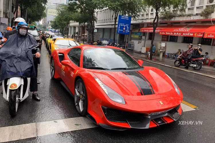 Siêu xe Ferrari 488 Pista Spider đầu tiên Việt Nam được nhập khẩu về nước thông qua một công ty tư nhân, trước khi đại gia siêu xe Sài Gòn là ông Hoàng Kim Khánh đăng tải những bức ảnh của Ferrari 488 Pista Spider thì không có thông tin nào cho biết 488 Pista Spider sẽ có mặt tại dải đất hình chữ S.