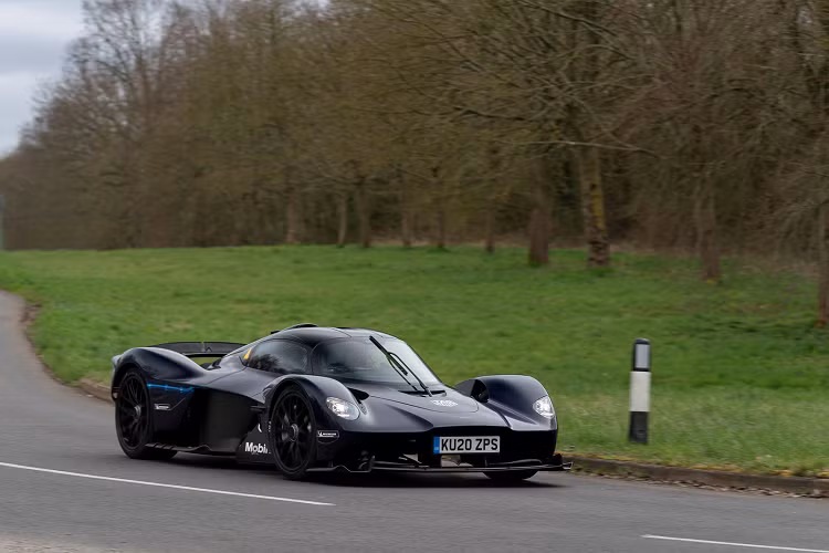 Tất nhiên, Aston Martin vẫn dành cho những tín đồ tốc độ một sự ưu ái đặc biệt. Họ quyết định ra mắt Valkyrie AMR Pro chỉ dành riêng cho đường đua. Chiếc xe này được kỳ vọng sẽ có khả năng hoàn thành vòng đua nhanh hơn nhiều so với nhiều mẫu xe đua F1 và LMP.