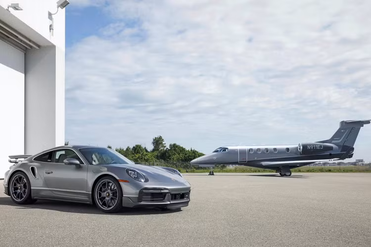 Bộ đôi này đều sở hữu cho mình màu sơn Platinum Silver Metallic ở ngoại thất, kết hợp cùng màu sơn Jet Grey Metallic ở phần bụng của chúng. Ngăn cách hai màu sơn này, Porsche đã sử dụng đường kẻ sọc hai màu là Brilliant Chrome và Speed Blue. Để tạo sự hoàn hảo, màu sơn và cả đường kẻ sọc siêu xe Porsche 911 Turbo S hay chiếc chuyên cơ Phenom 300E đều được hoàn thiện hoàn toàn thủ công. Cũng ở bên ngoài, một logo đánh dấu sự đặc biệt của bộ đôi được lấy cảm hứng từ những đường nét khí động học của cả hai, tất cả đều được đánh số riêng.