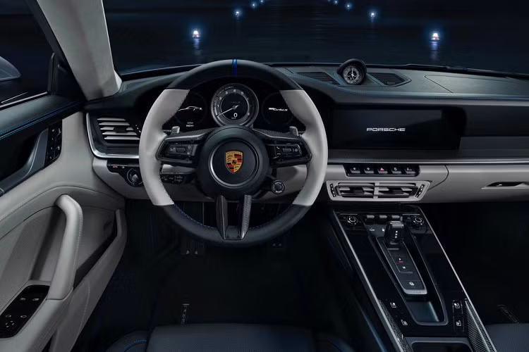 Nhờ hệ thống quản lý lực kéo PTM (Porsche Traction Management) ở hệ dẫn động 4 bánh AWD, khả năng chuyển đổi lực xoắn trên 911 Turbo S mới linh hoạt, hoàn hảo hơn, với khả năng chuyển tới 500 Nm cho 2 bánh trước (62,5% lên cầu trước). Cánh gió phía sau của xe được thiết lập với năm chế độ khác nhau, kết hợp cùng cánh gió ẩn được đặt phía dưới cản, giúp cải thiện khả năng khí động học cho xe.