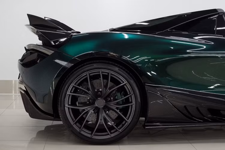 Theo công bố của TopCar, hãng sẽ bán ra gói độ này với hai mức giá 76.090 USD (khoảng 1,8 tỷ đồng) và 95.112 USD (hơn 2,2 tỷ đồng), chưa tính thêm 6.854 USD tiền công lắp đặt. Bộ mâm đặc biệt của xe được bán với giá 9.139 USD. Hiện tại, giá xe McLaren 720S Spider với gói nâng cấp Fury đang được TopCar bán với giá ưu đãi, chỉ 442.080 USD (khoảng hơn 10 tỷ đồng).