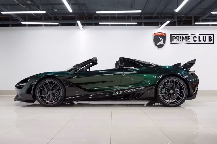 Phía sau, nắp khoang động cơ được thay thế hoàn toàn bằng nắp sợi carbon, đi cùng với đó là cánh gió lớn với nhiều chi tiết khí động học hơn và bộ khuếch tán nâng cấp.