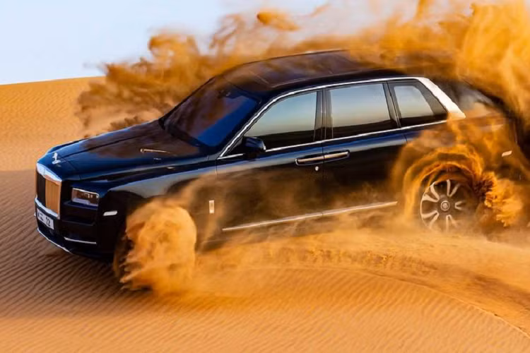 Đơn giản là vì chẳng ai nghĩ chủ sở hữu của một chiếc SUV siêu sang Rolls-Royce Cullinan lại dùng chiếc xe trị giá 300.000 USD (khoảng 6,94 tỷ đồng) này - tại Việt Nam, Cullinan có giá lên tới 41 tỷ đồng - để vượt địa hình đồi núi gồ ghề hay băng qua cồn cát, sa mạc.