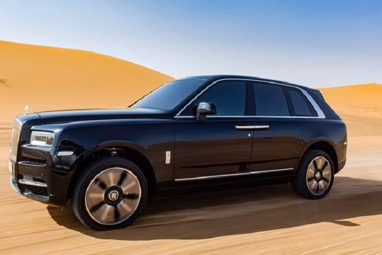 Chiếc SUV sang trọng bậc nhất thế giới xử lý địa hình cát ngập lốp rất gọn gàng, đẹp mắt. Chắc hẳn, việc được cầm lái một chiếc xe hạng sang trị giá gần nửa triệu đô la trên cát là một trải nghiệm vô cùng tuyệt vời.