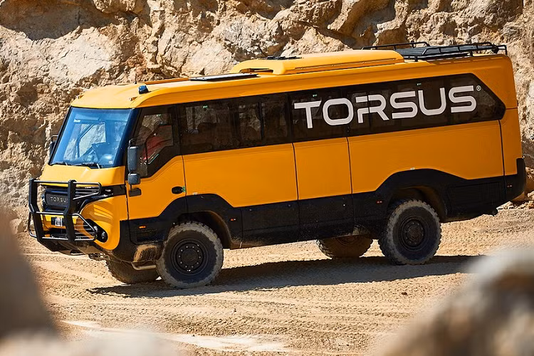 Chiếc xe mà chúng ta nói đến ở đây là xe buýt off-road Torsus Praetorian 4x4 với khả năng chinh phục địa hình cực tốt. Nó có tải trọng tối đa lên tới 13,5 tấn, khoảng sáng gầm cao 389 mm, một bình nhiên liệu 300 lít khổng lồ, và có thể lắp đặt 35 ghế ngồi kèm điều hòa không khí mát mẻ.