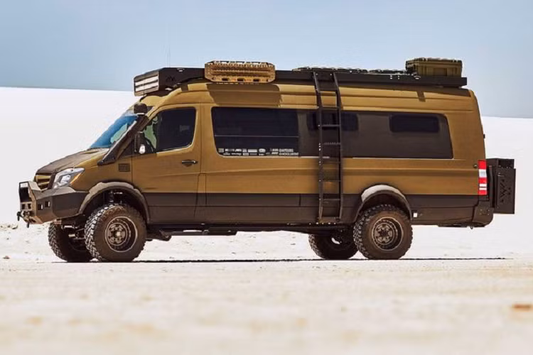 Bếp, lò sưởi và nước nóng hoạt động nhờ năng lượng từ động cơ diesel, vì vậy, chiếc xe cắm trại đặc biệt này còn có một bình nhiên liệu dự trữ 106 lít. Mức giá xe Mercedes-Benz Sprinter Expedition phiên bản nhà di động kèm off-road này hiện chưa được chủ sở hữu công bố.
