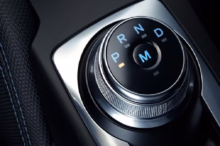 Tuy nhiên, theo một nghiên cứu mới đây từ Top Gear cho biết - Ford Focus ST mới nhất gây ngạc nhiên khi đi ngược thông lệ này. Hãng xe Mỹ vừa trang bị cho chiếc hatchback của mình tùy chọn hộp số tự động 7 cấp bên cạnh hộp số sàn 6 cấp.