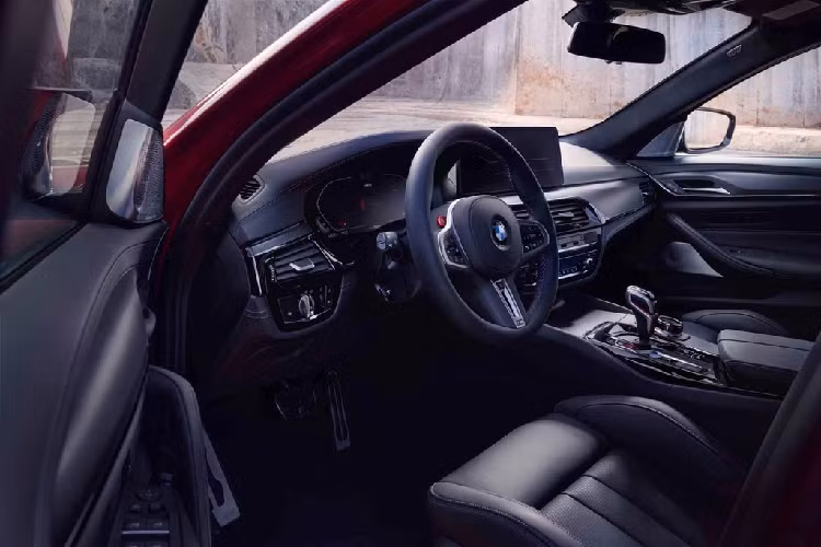 Sức mạnh này cho phép siêu sedan BMW M5 tăng tốc 0-100 km/h trong 3,3 giây nhờ vào hệ thống AWD nâng cao và cơ chế kiểm soát khởi động mới.