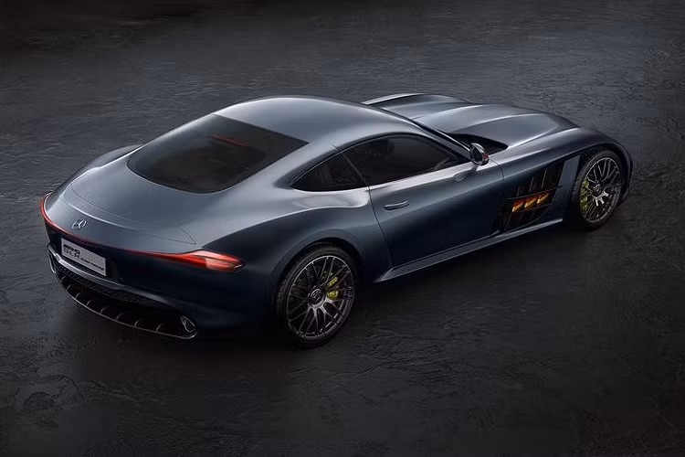 Điều đáng nói đầu tiên ở chiếc hypercar trong tưởng tượng của Georgi Bozhkov chính là kích thước. Nó trông có vẻ lớn hơn một chút so với SLR và Mercedes-AMG GT hiện tại. Nhờ đó mà chiếc xe có được phần mui dài mượt mà vô cùng đẹp mắt.