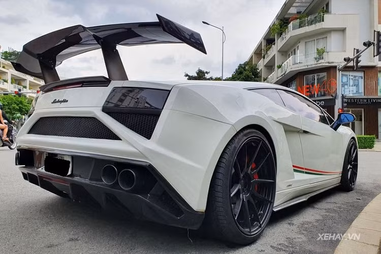 Tuy nhiên, xe chỉ có đĩa phanh bằng thép trong khi Gallardo Squadra Corse thật được trang bị đĩa phanh carbon ceramic.