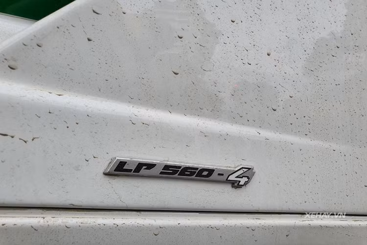 Về truyền động, Lamborghini Gallardo độ Squadra Corse này sử dụng khối động cơ hút khí tự nhiên V10 5.2L, sản sinh công suất 560 mã lực và mô men xoắn cực đại 540Nm, xe có thể tăng tốc từ 0 - 100 km/h chỉ trong 3,7 giây, trước khi cán tốc độ tối đa 325 km/h.