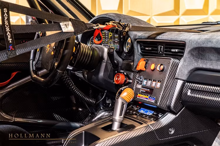Chiếc Porsche 935 thân vỏ sợi carbon này được thấy lần đầu trong một video Hallmann Internation phát hành cách đây khoảng 1 tháng, và kể từ đó, giá xe Porsche 935 đã được giảm giá một chút từ 1,5 triệu euro chẵn tròn xuống… 1,45 triệu euro (tương đương 39,7 tỷ đồng). Với cái giá khủng gần gấp đôi lẽ thường, chắc là chiếc xe rồi sẽ rơi vào tay của một đại gia Trung Đông, hoặc một người sưu tập xe Porshce quý hiếm.