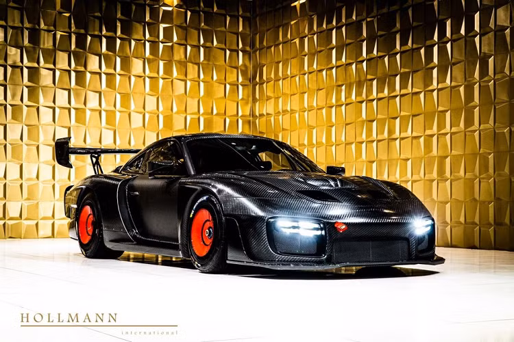 Được phát triển từ mẫu 930 Turbo dành cho đua Group 5 của FIA, Porsche 935 đặc biệt này cũng được bán làm xe đi đường kể từ năm 1977. Giờ đây, Porsche quyết định mang tới cho mẫu xe cổ điển này một dáng vẻ hiện đại hơn, hoàn thiện từ đầu tới đuôi bằng chất liệu sợi carbon thuần chất.