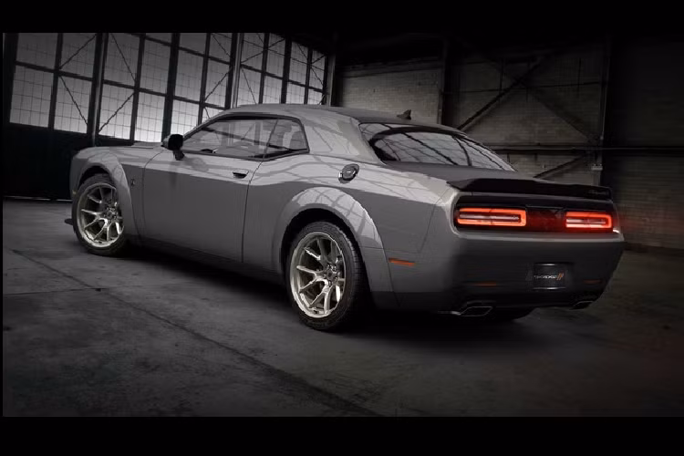 Ngoài bản kỷ niệm 50 năm, Dodge còn ra màu sơn mới “Smoke Show” cho Charger 2020.