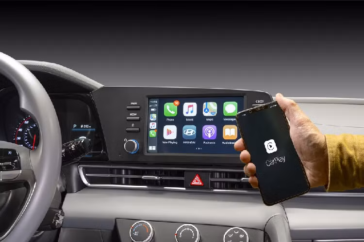 Ngoài ra, chiếc coupe nhà Hyundai còn được nâng cấp với hệ thống nhận diện giọng nói như một trợ lý ảo, được áp dụng công nghệ Speech-to-Meaning và Deep Meaning Understanding, khiến cho sự kết nối giữa con người và máy móc trở nên đồng nhất hơn.