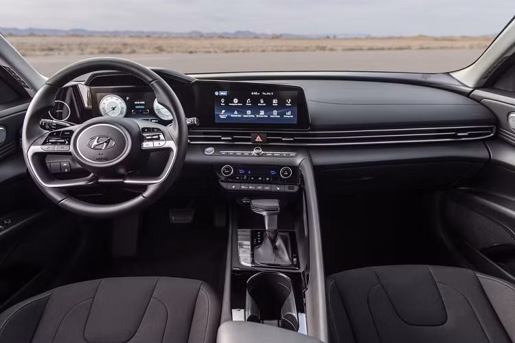Bên cạnh màn hình hiển thị hệ thống thông tin giải trí cảm ứng, người lái trên Elantra 2021 giờ đây sẽ ngồi sau một cụm đồng hồ tốc độ điện tử với khả năng hiển thị sắc nét và đồ họa đẹp mắt không thua kém gì các mẫu xe sang.