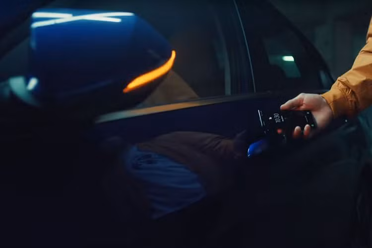 Điểm thu hút chính trên Hyundai Elantra thế hệ mới khi “đột nhập” vào khoang nội thất chính là 2 cụm hiển thị trung tâm với kích thước 10,25-inch.