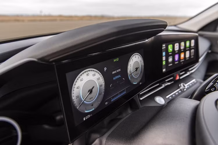 Mức độ hưởng thụ của hành khách trên Elantra 2021 sẽ được nâng lên một tầm cao mới với khả năng kết nối Apple CarPlay™ và Android Auto™ không dây – cũng là một tính năng lần đầu tiên xuất hiện trong phân khúc xe hạng C, theo thông tin từ Hyundai.