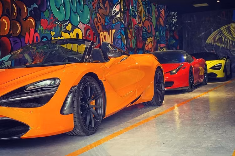 Điểm khác biệt dễ nhận ra nhất giữa McLaren 720S Spider với bản Coupe chính là việc phần mui xếp cứng bằng sợi carbon của siêu xe này chỉ mất thời gian 11 giây để thực hiện thao tác đóng hoặc mở mui xe. Phần mui xếp cứng của siêu xe McLaren 720S Spider vẫn hoạt động tốt ngay cả khi xe lăn bánh, tuy nhiên, hãng McLaren yêu cầu khách hàng phải đảm bảo tốc độ của xe dưới 50 km/h.