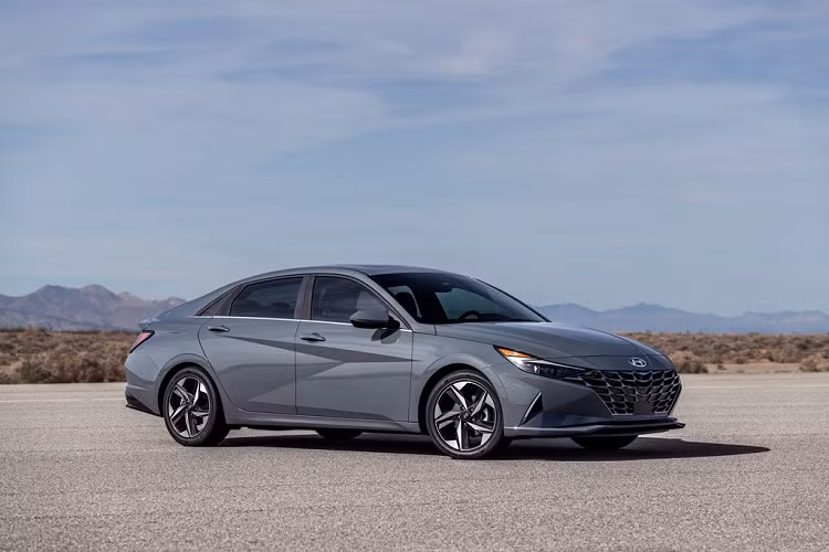 Ra mắt hồi tháng 3, Hyundai Elantra thế hệ mới vừa được công bố mức giá chi tiết của các phiên bản. Tại Mỹ, mẫu sedan này có giá từ 19.650 USD (tương đương 451 triệu đồng). Phiên bản tiêu chuẩn Elantra SE được trang bị bộ mâm hợp kim 15 inch và hệ thống đèn chiếu sáng projector.