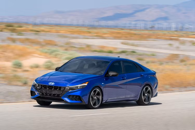 Ngoài ra, Hyundai còn bổ sung phiên bản động cơ hybrid cho Elantra SEL và Limited. Hai phiên bản này được trang bị động cơ xăng 4 xy-lanh 1.6L, mô-tơ điện và gói pin 1,32 kWh. Động cơ này sản sinh công suất 139 mã lực và mô-men xoắn 264 Nm. Nhờ sử dụng động cơ hybrid, mức tiêu hao nhiên liệu trên đường hỗn hợp của 2 phiên bản này chỉ ở mức 4,3 lít/100 km.