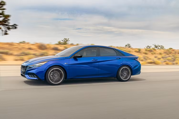 Các công nghệ hỗ trợ trên Elantra SE gồm kiểm soát hành trình, cảnh báo va chạm phía trước tích hợp phát hiện người đi bộ, hỗ trợ giữ làn, đèn chiếu sáng hỗ trợ chống chói, cảnh báo điểm mù, cảnh báo phương tiện cắt ngang phía sau và hỗ trợ xuống xe an toàn.