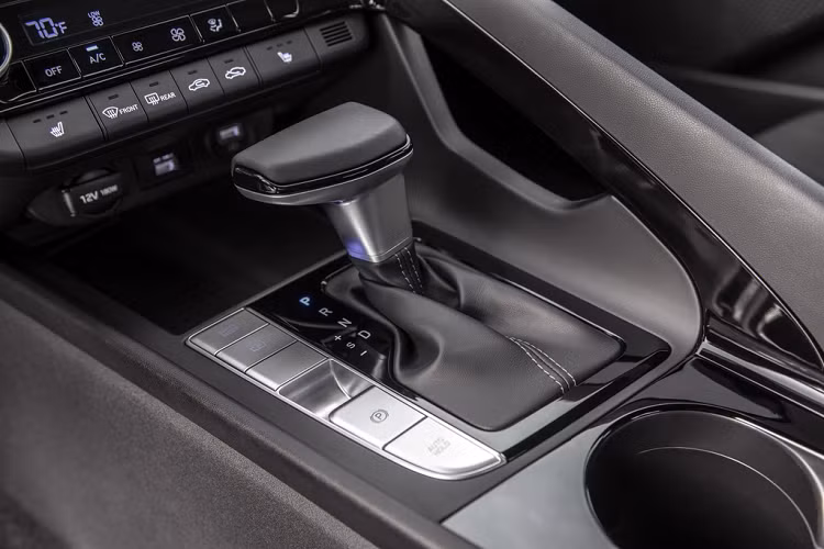 Với gói Premium Package, bản SEL được trang bị các chi tiết mạ chrome tối màu ở ngoại thất, đèn hậu LED, bộ mâm hợp kim 17 inch. Một số sự bổ sung ở bên trong gồm cửa sổ trời, ghế lái chỉnh điện, công nghệ chìa khóa kỹ thuật số và dàn âm thanh 8 loa của Bose.