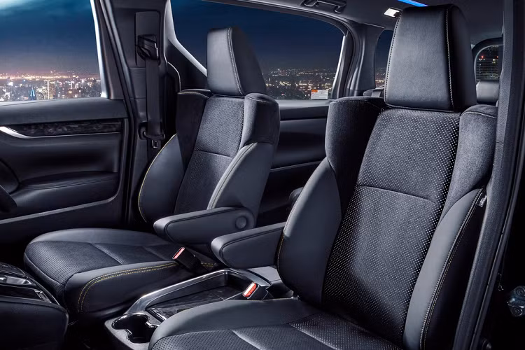 Theo tiêu chuẩn, phiên bản Alphard Type Gold và Vellfire Golden Eyes sử dụng động cơ xăng 2.5L được trang bị thêm nguồn điện AC 100 volt, công suất 100 watt với một ổ cắm.