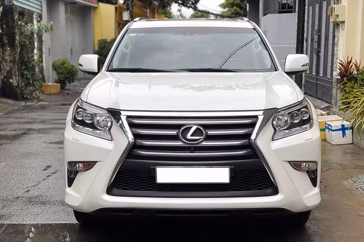 Tuy nhiên, đây là một mức giá dễ tiếp cận, khi trên thị trường xe cũ hiện nay, có nhiều chiếc GX460 cùng đời 2016 đang được chào bán với giá từ 3,5 – 3,9 tỷ đồng tùy thược vào độ chất của xe. Tại thời điểm năm 2016, giá xe Lexus GX460 niêm yết 4,040 tỷ đồng. Sẽ không khó hiểu khi Lexus là thương hiệu xe sang “vua giữ giá” tại Việt Nam.
