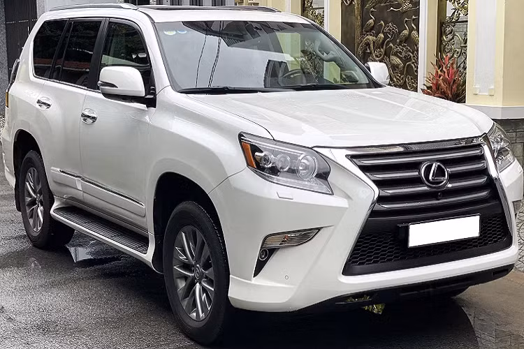 Nếu mức giá 5,69 tỷ đồng cho một chiếc xe sang Lexus GX460 facelift đời 2020 là quá cao so với tầm với của nhiều người, thì lựa chọn xe đã qua sử dụng “đời chưa sâu” là một gợi ý. Chiếc GX 460 đời 2016 này là một ví dụ, hiện tại xe đang được chào bán với giá 3,48 tỷ đồng khi đã lăn bánh được khoảng 22.000km.