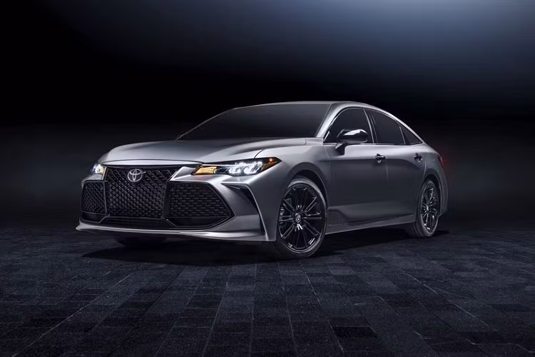 Để kết thúc các cập nhật cho Avalon 2021, Toyota đã sửa đổi bảng màu ngoại thất và các lựa chọn bọc nội thất, đồng thời cung cấp Android Auto cũng như các cổng nguồn USB-C thay thế cho các cổng USB-A trước đó. Giá xe Toyota Avalon Nightshade Edition mới hiện chưa được công bố.