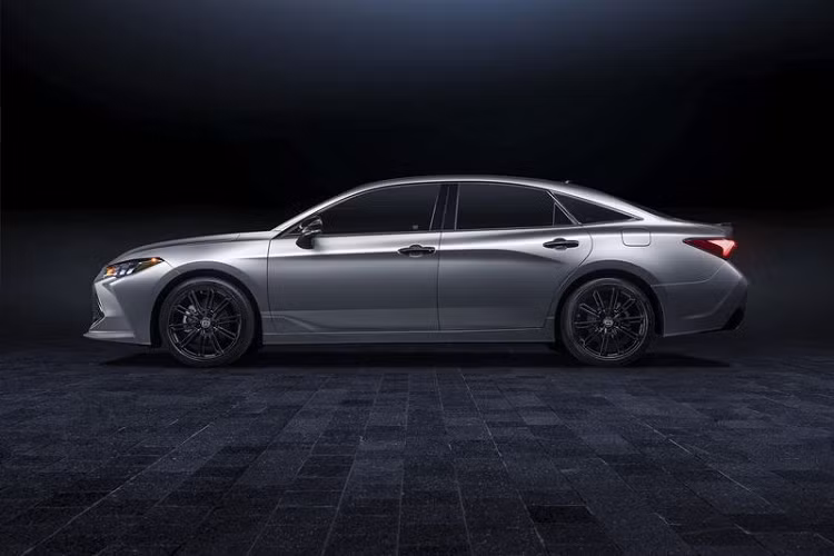 Toyota Avalon TRD 2021 sử dụng động cơ V6 3.5L quen thuộc, sản sinh công suất 301 mã lực và mô-men xoắn cực đại 362Nm. Vì không nâng cấp động cơ, các kỹ sư của Toyota đã lắp đặt cho xe hệ thống ống xả kép cat-back, hệ thống treo thể thao điều chỉnh gầm thấp hơn và phanh mạnh mẽ hơn. Tất nhiên, Avalon TRD cũng sở hữu bộ bodykit khí động học bao gồm bộ chia trước tinh chỉnh, ốp lườn thể thao hơn và bộ khuếch tán phía sau cập nhật.