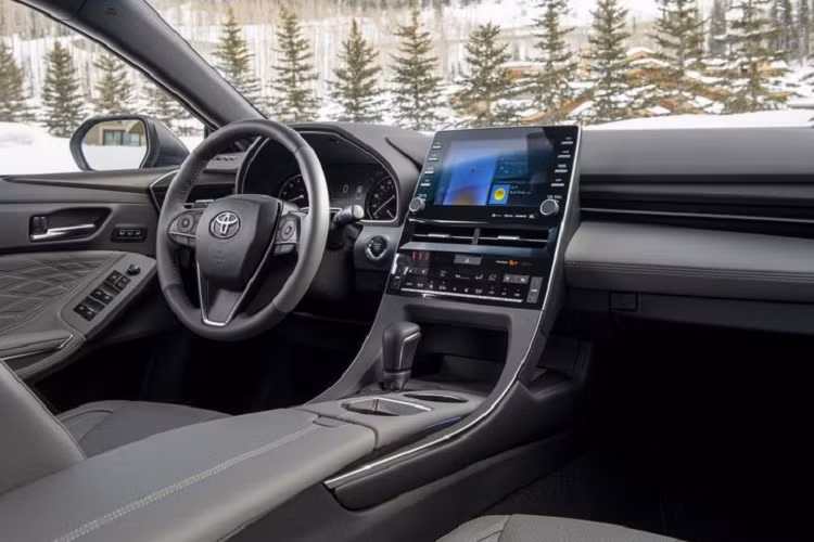 Toyota cũng cung cấp môt phiên bản mạnh mẽ hơn cho Avalon 2021, đó là Avalon TRD. Xe có diện mạo và động cơ gần như không có thay đổi gì so với bản cũ, ngoại trừ việc được trang bị màn hình đa thông tin mới có đồ họa khởi động đầy kịch tính và tùy chọn lốp mùa hè mới.