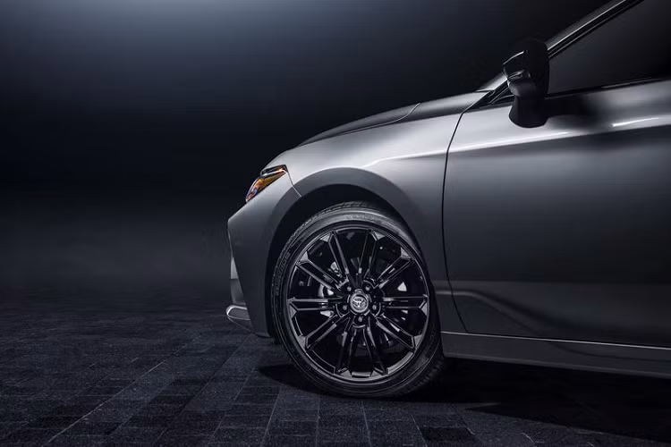 Những chiếc Toyota Avalon AWD mới được trang bị động cơ 2.5L 4 xi-lanh cho tổng công suất 205 mã lực và mô-men xoắn cực đại 251Nm, đi kèm là hộp số tự động 8 cấp. Dự kiến, xe sẽ có mức tiêu thụ nhiên liệu là 9,4 / 6,92 / 8,4 lít trên 100 km tương ứng đường đô thị / đường cao tốc / đường hỗn hợp.