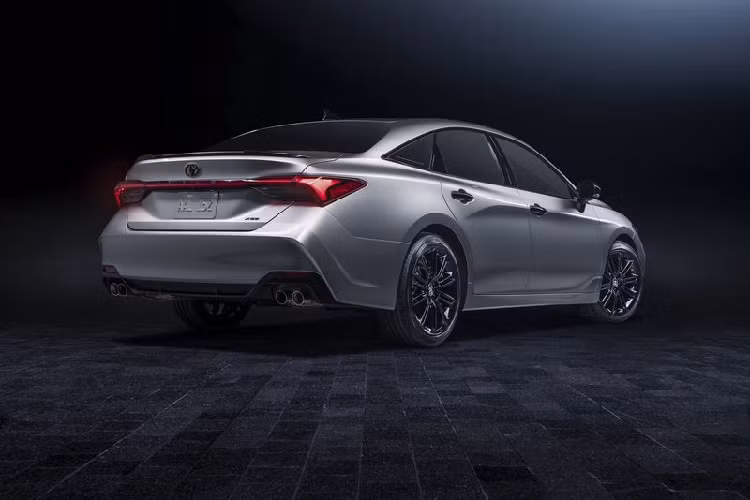 Sau Nightshade, một thay đổi lớn khác của sedan cỡ lớn Toyota Avalon 2021 là có thêm tùy chọn hệ dẫn động 4 bánh toàn thời gian trên các bản XLE và Limited. Hệ thống này có thể gửi tới 50% mô-men xoắn động cơ đến các bánh sau, hứa hẹn cung cấp lực kéo hiệu quả cho chiếc sedan cỡ lớn trong điều kiện thời tiết khắc nghiệt, trơn trượt.
