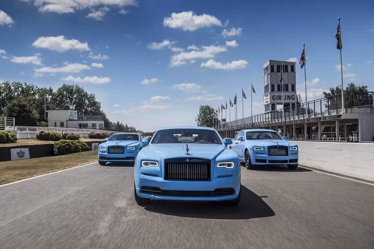 Nhưng bộ sưu tập mang tên Rolls-Royce Paradiso Collection lại cho thấy điều ngược lại, bộ 3 xe Rolls-Royce này lại mang màu nổi, xanh Quail Blue độc quyền và đẹp mắt. Tuy nhiên, các chi tiết như mâm carbon, logo Spirit of Ecstasy hay một số chi tiết vốn mạ crôm nay được hoàn thành với màu đen đúng với những gì hãng xe Anh quốc đã công bố trước đó cho phiên bản Black Badge.